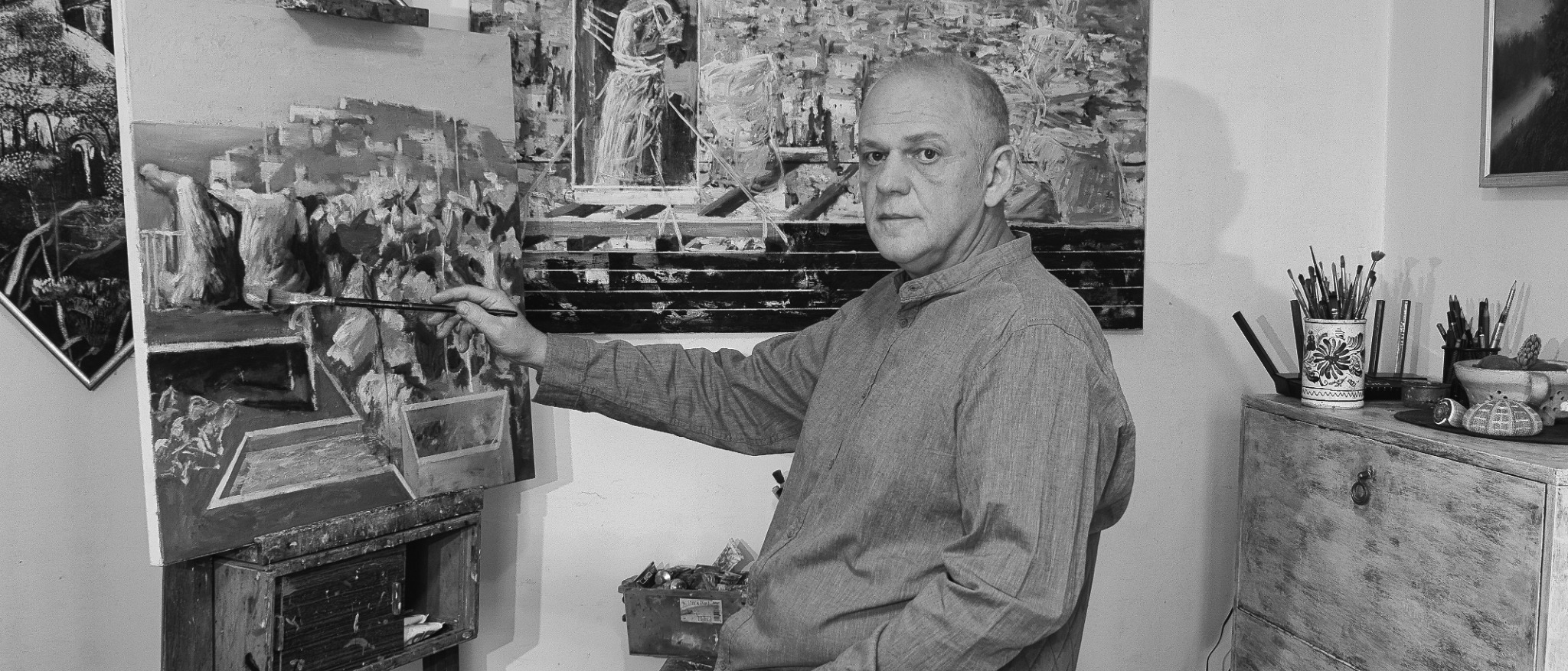 Cristian Porumb pictând la șevalet în atelier