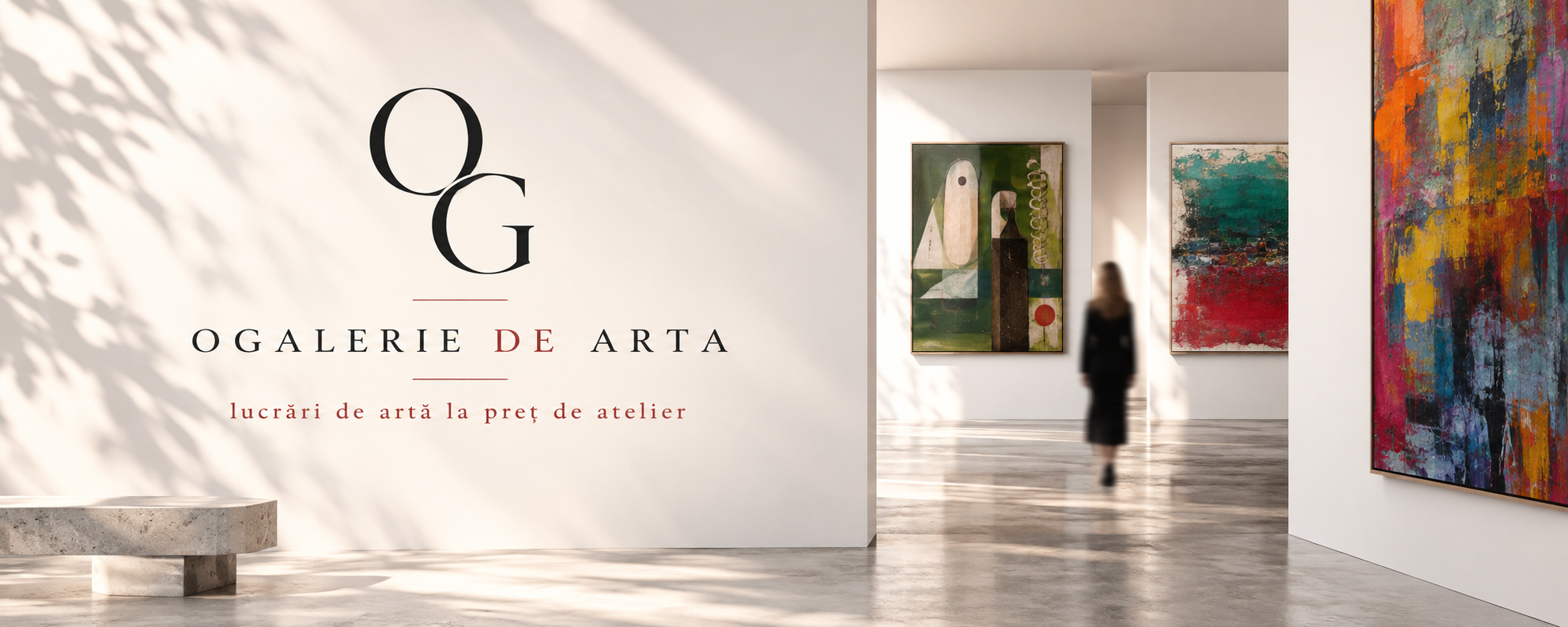 Interior luminos O Galerie de Artă, cu sigla galeriei și lucrări originale expuse